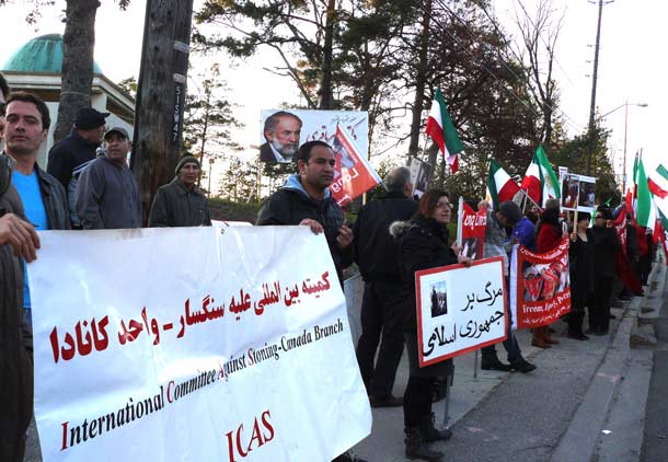 تظاهرات در مقابل مسجد جامع ایرانیان