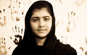 ملاله یوسف زای دختر پاکستانی  که در  14 سالگی برای  دفاع از حق تحصیل  هدف گلوله طالبان  قرار گرفت 