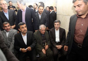 عزت الله انتظامی در میان رحیم مشائی و محمود احمدی نژاد در روز ثبت نام رحیم مشائی برای کاندیدایی ریاست جمهوری 