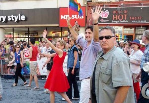 خانم کاتلین وین اولین نخست وزیر زن و اولین نخست وزیر آشکارا همجنس گرای انتاریو در کنار جاستین ترودو رهبر حزب لیبرال کانادا در رژه غرور همجنس گرایان در تورنتو 