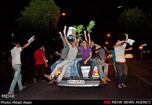 شادی جوانان پس از اعلام نتایج انتخابات ریاست جمهوری در ایران 