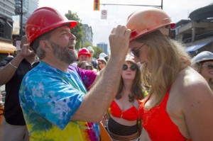 توماس مولکر رهبر ان دی پی در رژه همجنسگرایان ونکوور 