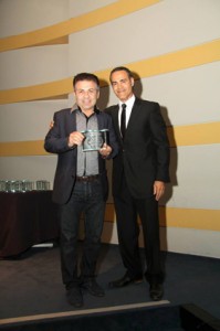عارف محمدی (چپ) جایزه بهترین مستند را از علی سام دریافت کرد 
