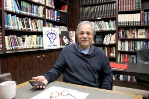مهندس احمد تبریزی رئیس بنیاد پریا در کتابخانه ی این بنیاد با شهروند به گفت وگو نشست