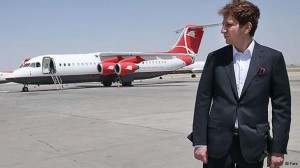  بابک زنجانی در کنار یکی از هواپیماهای خطوط هواپیمایی اش