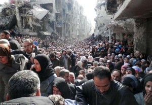 اردوگاه پناهندگان فلسطینی و سوری یارموک  در حومه ی دمشق که در محاصره قرار دارد و وضعیت ساکنانش بسیار وخیم توصیف شده  