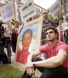 استفان کاظمی (هاشمی) در تظاهرات دادخواهی در مونترال 