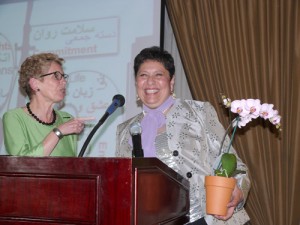 افخم مردوخی رئیس سازمان زنان به خانم کاتلین وین روز مادر را با گلدان گل تبریک گفت 