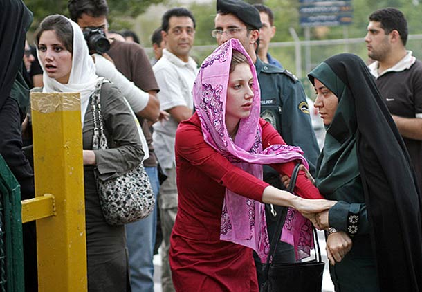 تحمیل حجاب به زنان،  تشویق مردان به تجاوز/ دکتر نسترن ادیب راد