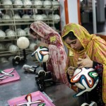 زنان هندی و بنگلادشی در حال درست کردن توپ های جام جهانی 
