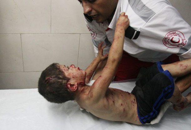 کودک زخمی ساکن غزه مامور اورژانس را رها نمی کند