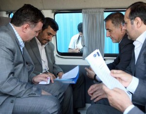 محمدرضا زنوزی مطلق همراه با احمدی نژاد در حال رتق و فتق امور مالی 