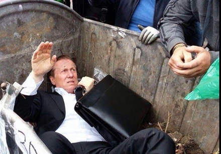 یکی از سیاستمداران اوکراین در سطل زباله
