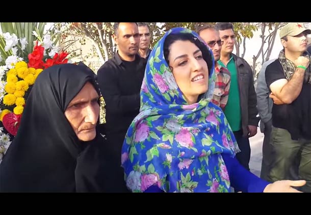 نرگس محمدی در کنار گوهر عشقی مادر ستار بهشتی در دومین سالگرد درگذشت ستار 