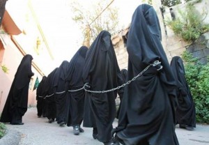 داعش زن هائی را که اسیر کرده است می فروشد