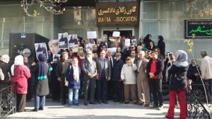 تجمع تعدادی از فعالان حقوق بشر در محل تحصن نسرین ستوده به مناسبت روز جهانی حقوق بشر 