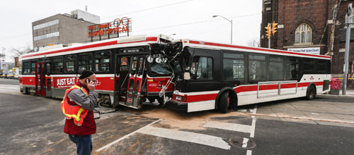 چهار نفر بر اثر تصادف اتوبوس و تراموا در تورنتو مجروح شدند