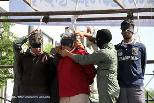 اعدام سه تن در ملاء عام در مشهد