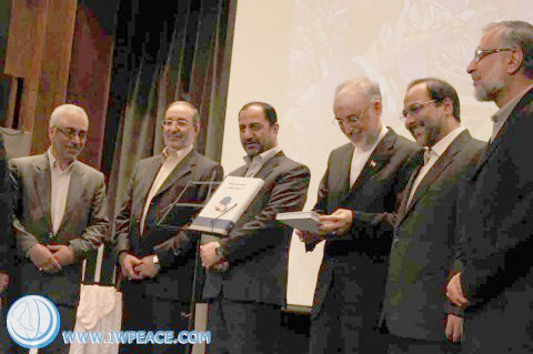 ظفر بنگاش (اول از راست) در رونمایی کتابش در تهران در حضور علی اکبر صالحی 