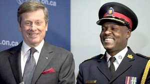 جان توری شهردار تورنتو در کنار مارک ساندرز رئیس پلیس جدید تورنتو 