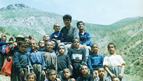 زنده یاد فرزاد کمانگر در کنار شاگردانش در کامیاران 