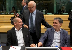 وزیر دارایی جدید یونان Euclid Tsakalotos(راست) در کنار وزیر پیشین دارایی یانیس واروفاکیس در مذاکرات با اتحادیه اروپا 