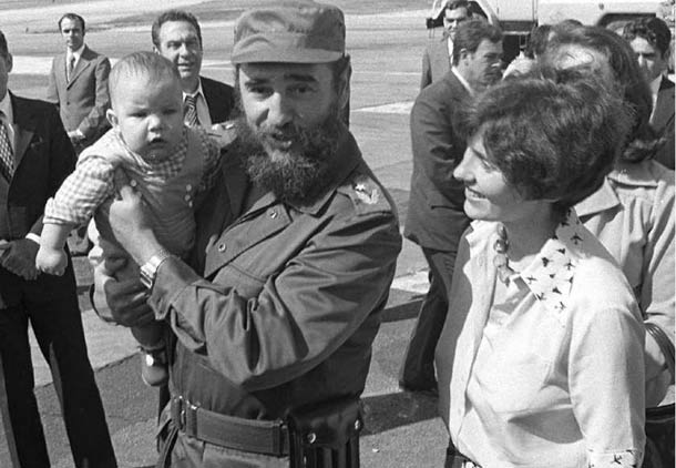 میشل ترودو در بغل فیدل کاسترو رئیس جمهور کوبا. مارگارت ترودو مادر میشل نیز در عکس حضور دارد 