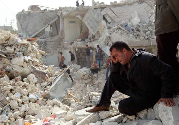 مرد سوری بر ویرانه های شهرش گریه می کند 