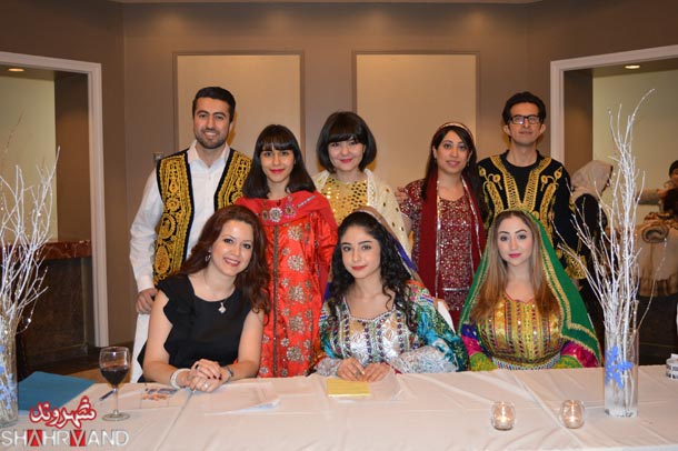 مرجان مریدی(نشسته از چپ) در کنار داوطلبان مراسم در لباس های زیبای محلی 