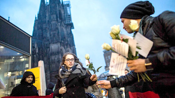 پناهجویان سوری به زنان آلمان گل دادند و عذرخواهی کردند 