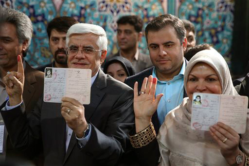 محمدرضا عارف و همسرش در حوزه رای گیری  عارف در صدر لیست امید نفر اول تهران شد 
