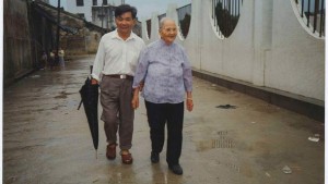 پسر دوم کو که ناگزیر به ترک او شد و بعد از 42 سال بار دیگر در چین یکدیگر را دیدار کردند. 