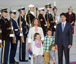 جاستین ترودو نخست وزیر کانادا به همراه همسر و فرزندانش در فرودگاه واشنگتن 