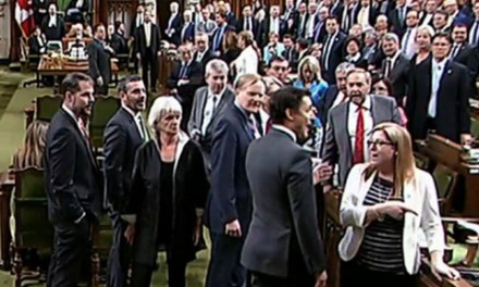 برخورد آرنج ترودو به سینه یک نماینده ان دی پی و جنجال در پارلمان