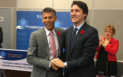 نخست وزیر کانادا (راست) در کنار یوسف رئیس اتحادیه کار 