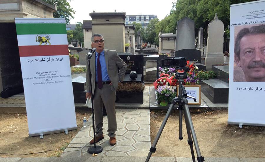 حمید اکبری در مراسم یادبود دکتر شاپور بختیار در پاریس 