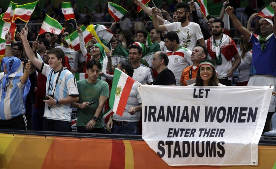 ماموران امنیتی المپیک مانع حمل پلاکارد توسط یک زن ایرانی شدند