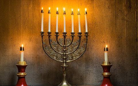 candle-holder-in-jewish-tradition