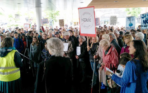تظاهرات علیه “نستله” برای آسیب به محیط زیست کانادا
