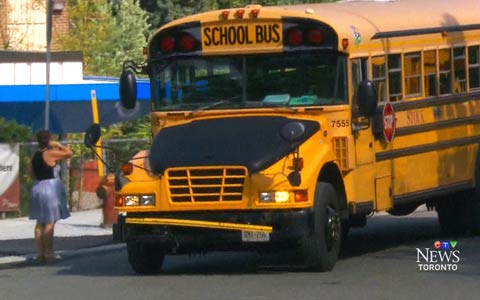 کمک کارکنان TDSB به رانندگان اتوبوس های مدرسه