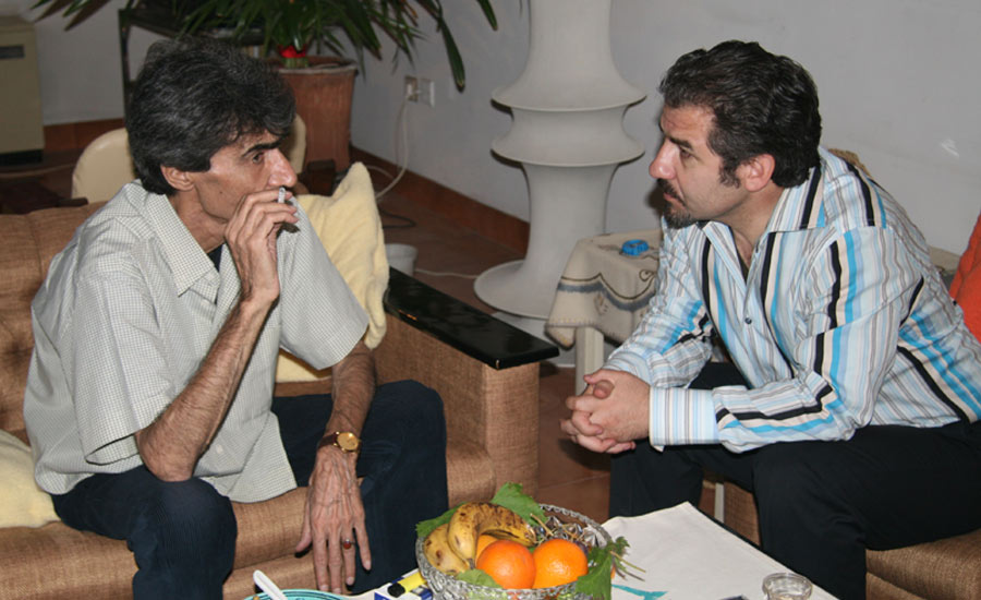 عارف محمدی (راست) در گفت وگو با ناصر تقوایی 