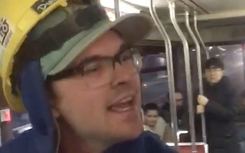 فریادهای نژادپرستانه ی یک مرد در اتوبوس های ریلی تورنتو