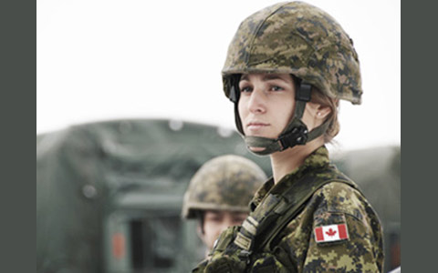 در سال گذشته ۹۶۰ سرباز کانادایی مورد آزار و اذیت جنسی قرار گرفته اند