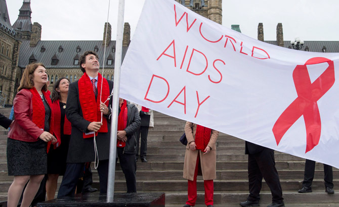 جاستین ترودو نخست وزیر کانادا پرچم روز جهانی ایدز را برافراشت