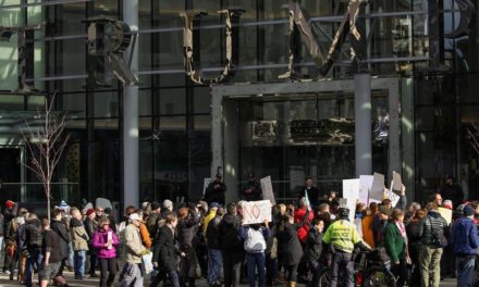 تظاهرات مردم ونکوور در اعتراض به بازگشایی هتل “ترامپ”