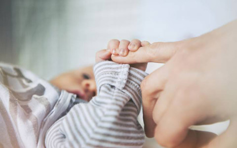 شکایت زوج اهل کبک به دلیل اصرار بیمارستان بر زایمان طبیعی نوزاد ۶ کیلویی