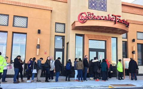 اولین رستوران زنجیره ای Cheesecake Factory در تورنتو بازگشایی شد