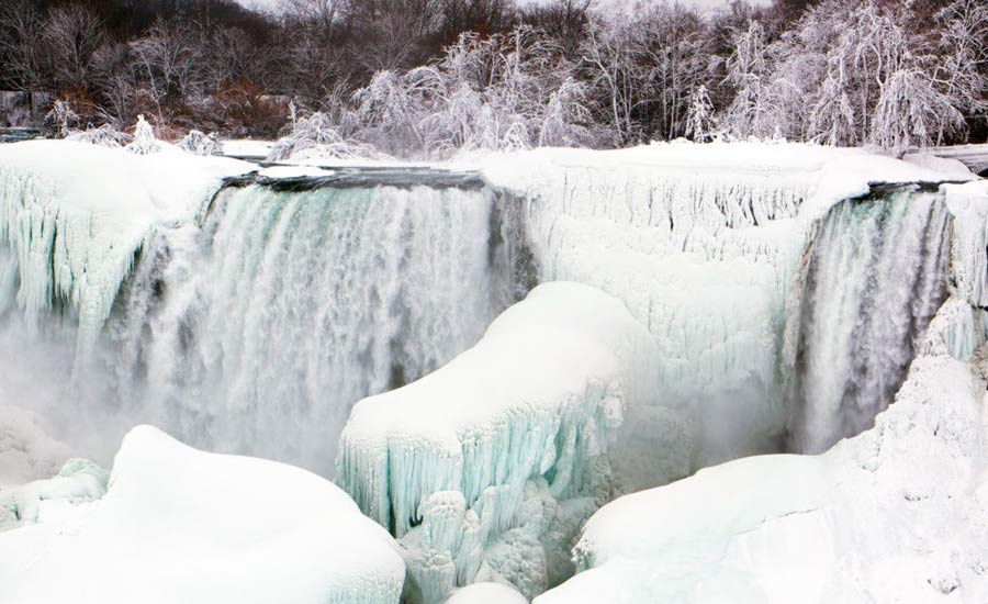 هوای سرد آبشار نیاگارا را به یکی از زیباترین دیدنی های جهان تبدیل کرده است