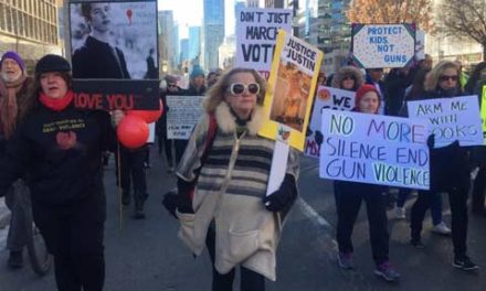 تظاهرات مردم تورنتو در همبستگی با دانش آموزان آمریکایی خواهان قانون کنترل سلاح
