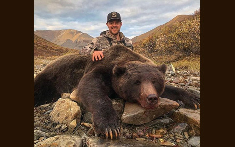 خشم مردم از یک بازیکن هاکی کانادایی به دلیل شکار خرس